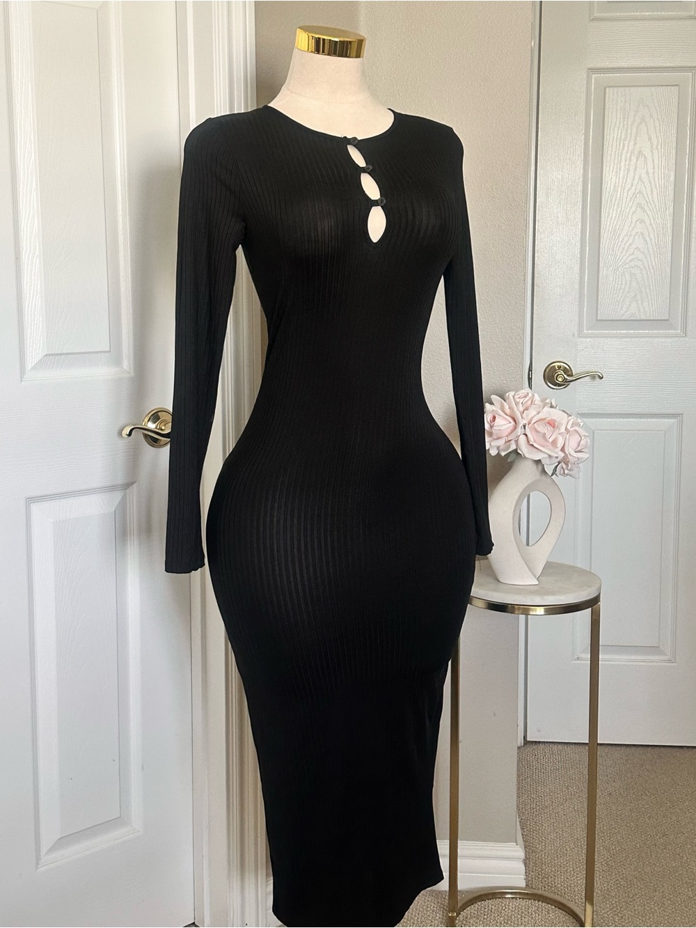 Black Ribbed Midi Dress with Keyhole Cutout, Back Slit and Long Sleeves Sz M